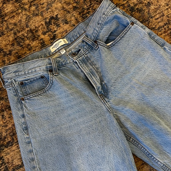 Abercrombie & Fitch Light Blue Relaxed Jeans - Picture 4 of 7